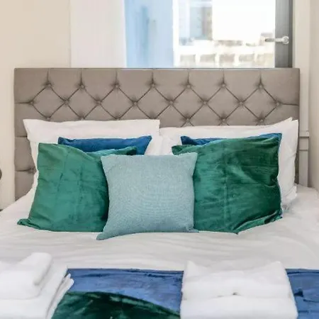 Stunning Sleeps 10 - Parking - Balcony Apartment Glasgow