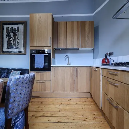 2 Bed In Great Location 15-20 Minutes Walk To Sec *