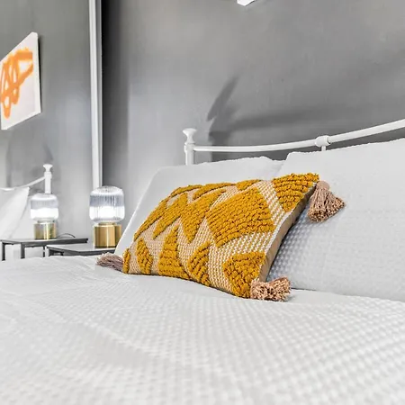 Modern With Free Parking Near Town & Green *