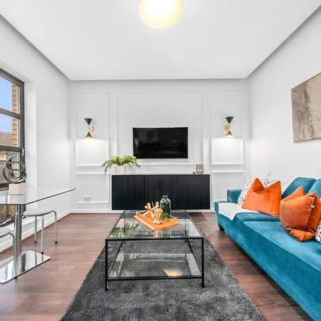 Modern With Free Parking Near Town & Green