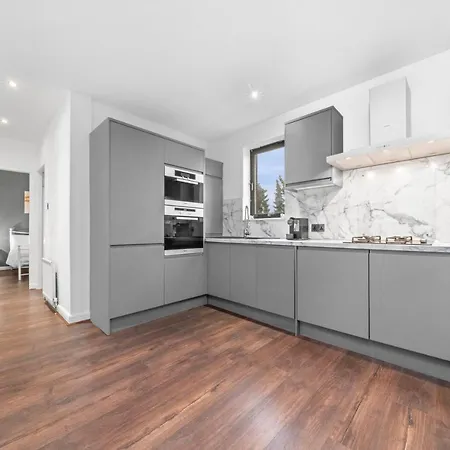 Modern With Free Parking Near Town & Green Appartamento