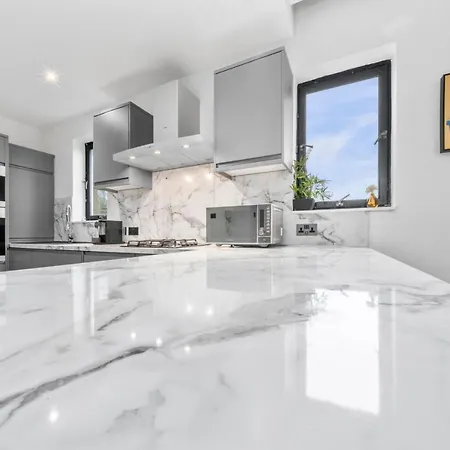 Modern With Free Parking Near Town & Green Appartamento