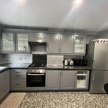 Holiday home Lovely 3 Bed In With Free Parking Glasgow