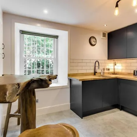 Lovely 2 Bedroom Garden Flat In Trendy West End *