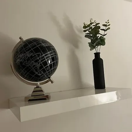 Апартаменты Modern 2 Bedroom Flat Near Centre *