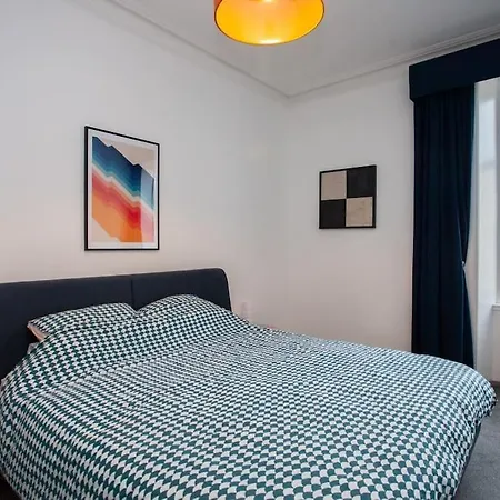 Stylish Contemporary Flat Near Queen's Park