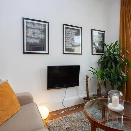 Stylish Contemporary Flat Near Queen's Park