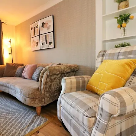 4 Bedroom - Parking * Glasgow