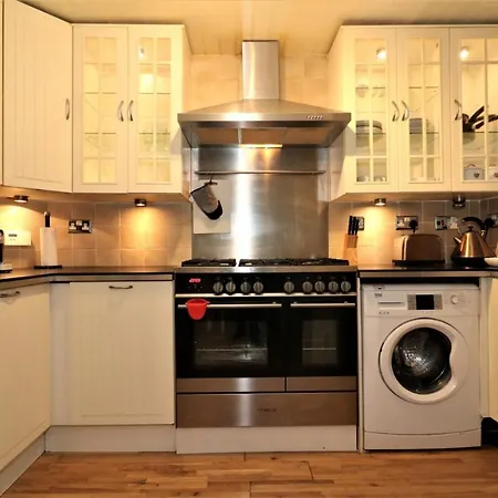 4 Bedroom - Parking * Glasgow