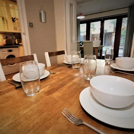 4 Bedroom - Parking * Glasgow