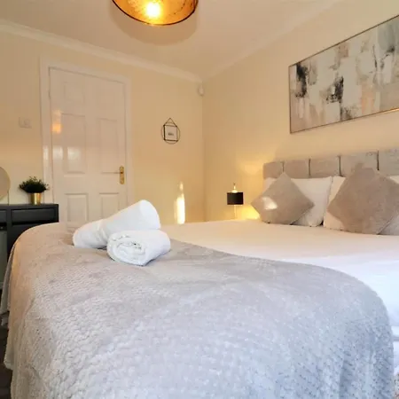 4 Bedroom - Parking Glasgow