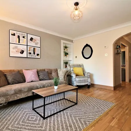 4 Bedroom - Parking Holiday home