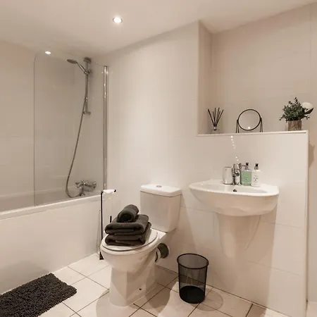 Apartment West End Escape - Prime Location *