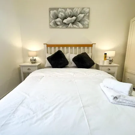 Cozy 2br Ground Floor - Emirates Arena Apartment *