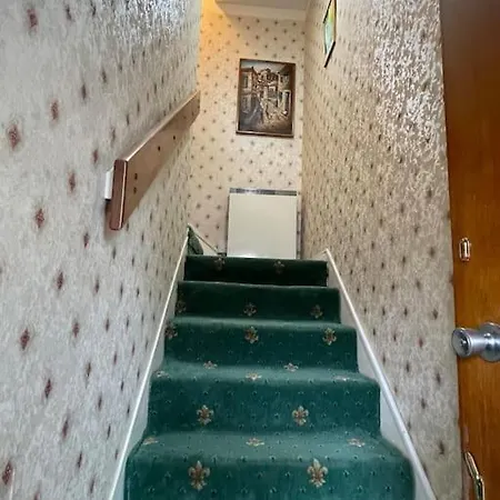 West End Hidden Gem - Modern 2-bedroom With Residents Patio Appartement *