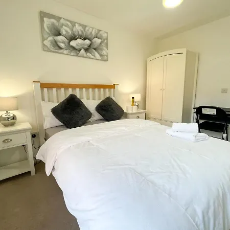 Cozy 2br Ground Floor - Emirates Arena *