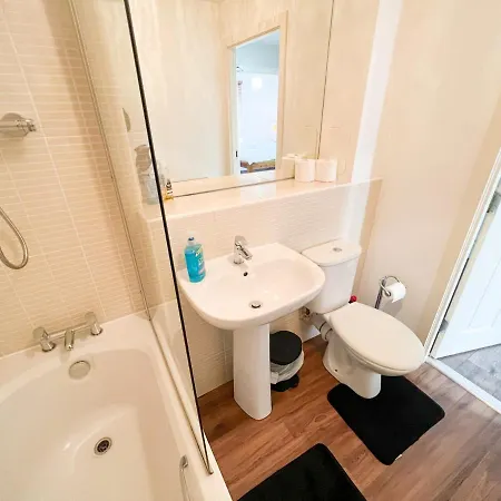 Cozy 2br Ground Floor - Emirates Arena