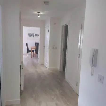 City, Celtic Park & Emirates Stadium Apartment, For Families Or Age Over 23 *