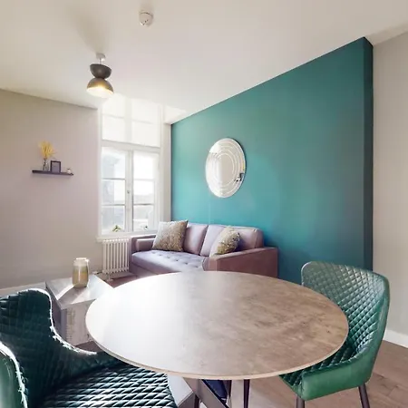 Glassford Apartment *