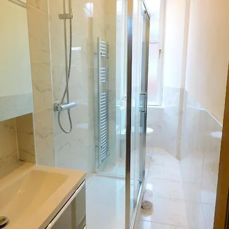 Spacious Apt Mins From Art Gallery And Gla Uni *