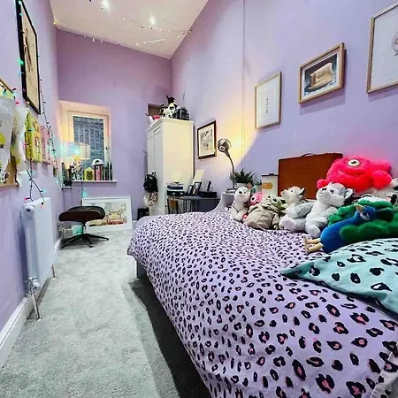 Spacious Ground Floor In Heart Of West End