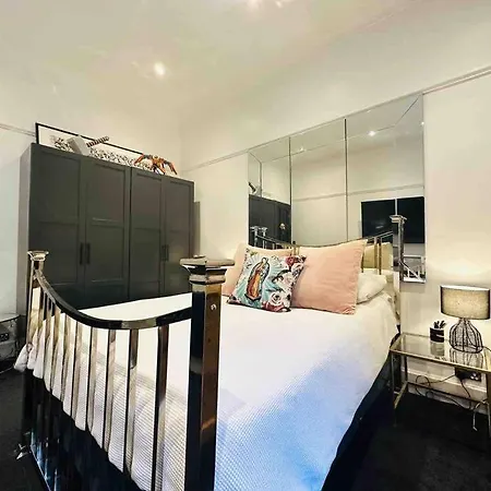 Spacious Ground Floor In Heart Of West End Glasgow