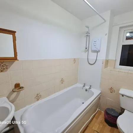 Апартаменты Stunning 2-bedrooms 1 Living Spacious Family Friendly Глазго