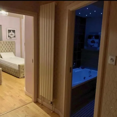 Designer Penthouse With Riverviews - G1 Centre, 3 Bedrooms, 2 Bathrooms, 1 Living / Kitchen. Full Floor, Wrap Around Terrace, Panoramic Views, Off Station / Buchanan Street 아파트 글라스고