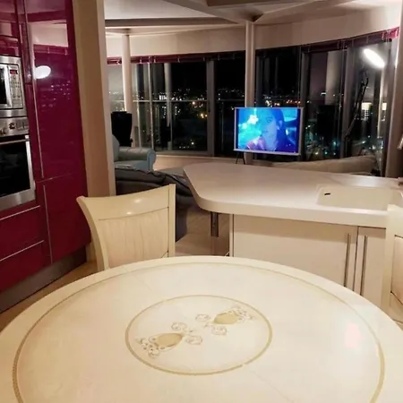 Designer Penthouse With Riverviews - G1 Centre, 3 Bedrooms, 2 Bathrooms, 1 Living / Kitchen. Full Floor, Wrap Around Terrace, Panoramic Views, Off Station / Buchanan Street غلاسغو