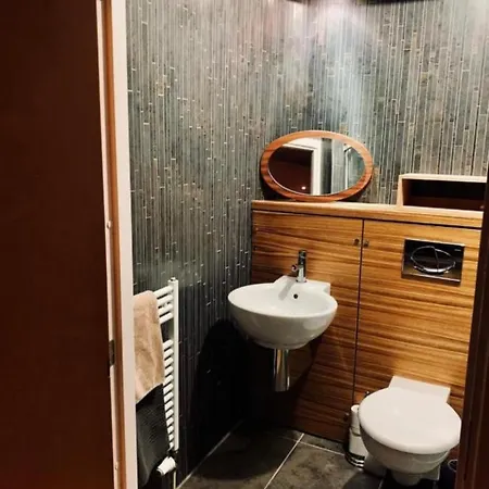 Designer Penthouse With Riverviews - G1 Centre, 3 Bedrooms, 2 Bathrooms, 1 Living / Kitchen. Full Floor, Wrap Around Terrace, Panoramic Views, Off Station / Buchanan Street * غلاسغو