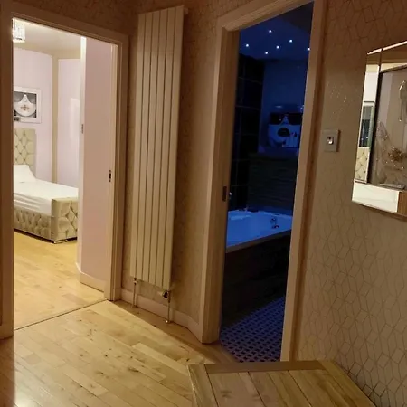 شقة Designer Penthouse With Riverviews - G1 Centre, 3 Bedrooms, 2 Bathrooms, 1 Living / Kitchen. Full Floor, Wrap Around Terrace, Panoramic Views, Off Station / Buchanan Street