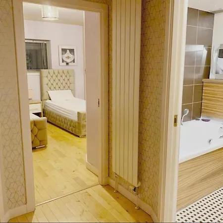 Designer Penthouse With Riverviews - G1 Centre, 3 Bedrooms, 2 Bathrooms, 1 Living / Kitchen. Full Floor, Wrap Around Terrace, Panoramic Views, Off Station / Buchanan Street * غلاسغو