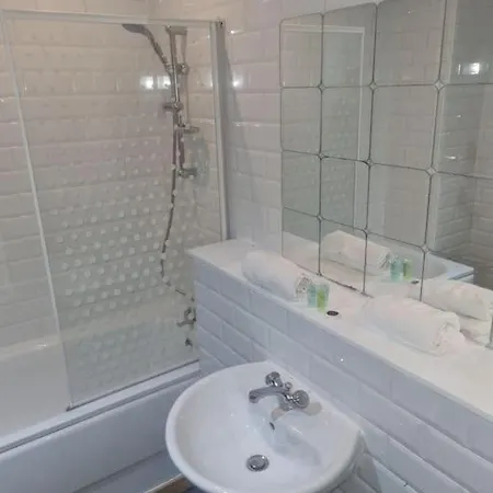 65 Renfield St 2 Bed