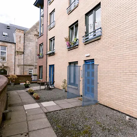 Spacious Flat Next To With Parking - 9309812 *