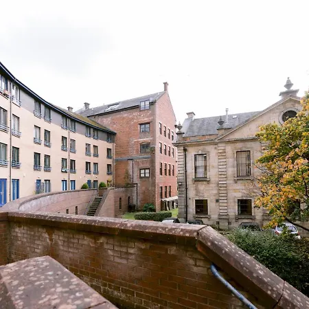 Spacious Flat Next To With Parking - 9309812