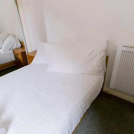 Spacious Flat Next To With Parking - 9309812