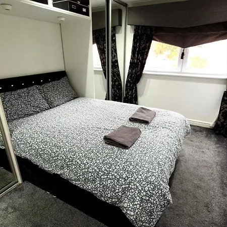 Lovely 3 Bed In With Free Parking *
