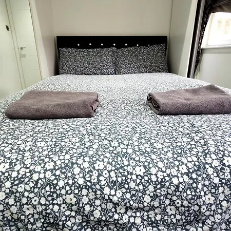 Holiday home Lovely 3 Bed In With Free Parking *