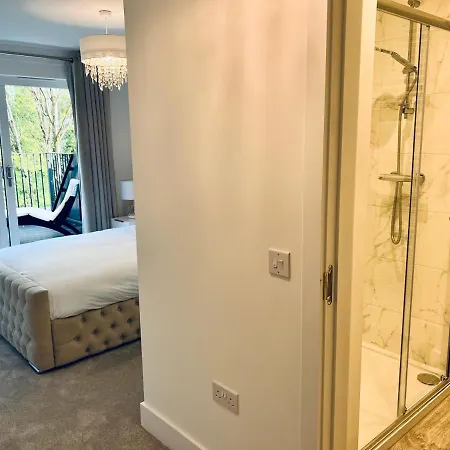 Glasgow City Central Executive Triplex House, 3 Bedroom 3 Bathrooms 1 Living Room Kitchen - Huge Terrace For Master Bedroom - Private E Parking Lez Congestion Zone Free - Garden - 5 Mins Drive To City Centre Central Station Дом отдыха