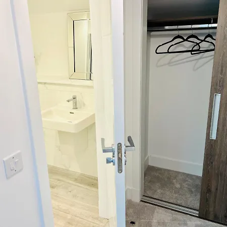 Дом отдыха Glasgow City Central Executive Triplex House, 3 Bedroom 3 Bathrooms 1 Living Room Kitchen - Huge Terrace For Master Bedroom - Private E Parking Lez Congestion Zone Free - Garden - 5 Mins Drive To City Centre Central Station