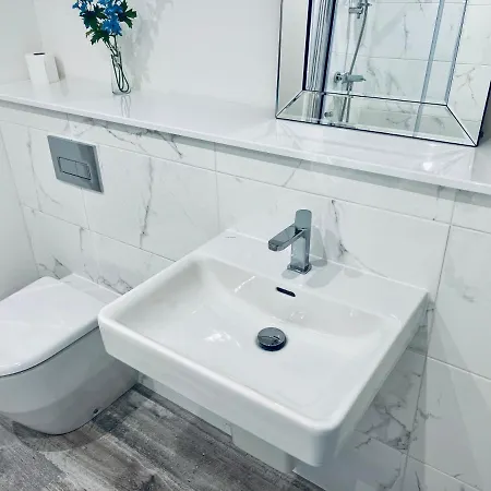 Glasgow City Central Executive Triplex House, 3 Bedroom 3 Bathrooms 1 Living Room Kitchen - Huge Terrace For Master Bedroom - Private E Parking Lez Congestion Zone Free - Garden - 5 Mins Drive To City Centre Central Station * Глазго