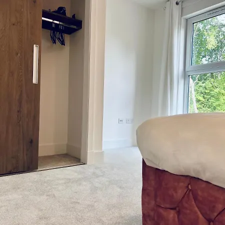 Glasgow City Central Executive Triplex House, 3 Bedroom 3 Bathrooms 1 Living Room Kitchen - Huge Terrace For Master Bedroom - Private E Parking Lez Congestion Zone Free - Garden - 5 Mins Drive To City Centre Central Station Глазго