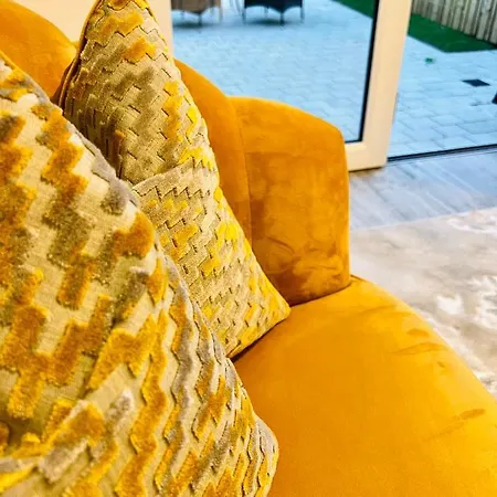 Sec Hydro Executive Triplex Townhouse, Central, 3 Bedrooms/3 Bathrooms, 1 Living Room/kitchen, 3 Floors, Master Bed's Terrace, Main Door, Garden, Ferienhaus Glasgow