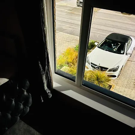 Glasgow City Central Executive Triplex House, 3 Bedroom 3 Bathrooms 1 Living Room Kitchen - Huge Terrace For Master Bedroom - Private E Parking Lez Congestion Zone Free - Garden - 5 Mins Drive To City Centre Central Station Дом отдыха Глазго