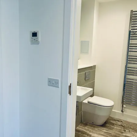 Glasgow City Central Executive Triplex House, 3 Bedroom 3 Bathrooms 1 Living Room Kitchen - Huge Terrace For Master Bedroom - Private E Parking Lez Congestion Zone Free - Garden - 5 Mins Drive To City Centre Central Station Дом отдыха