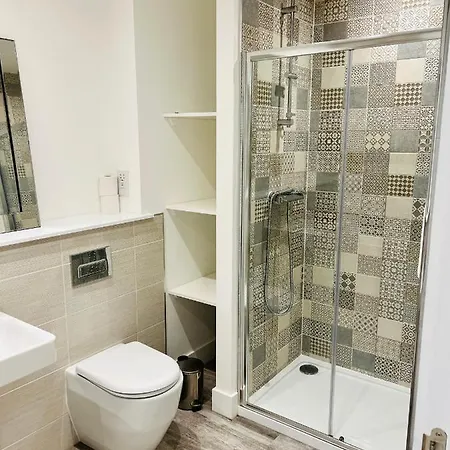 Glasgow City Central Executive Triplex House, 3 Bedroom 3 Bathrooms 1 Living Room Kitchen - Huge Terrace For Master Bedroom - Private E Parking Lez Congestion Zone Free - Garden - 5 Mins Drive To City Centre Central Station * Глазго