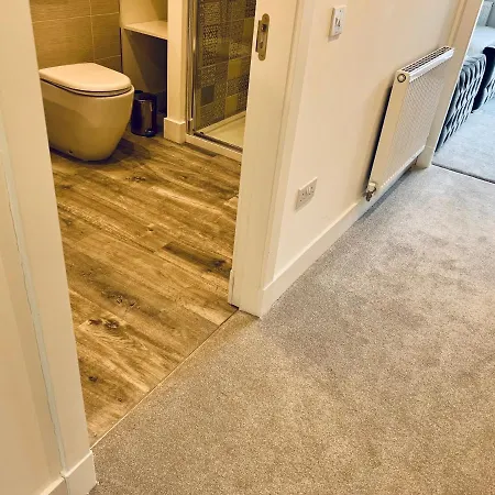 Дом отдыха Glasgow City Central Executive Triplex House, 3 Bedroom 3 Bathrooms 1 Living Room Kitchen - Huge Terrace For Master Bedroom - Private E Parking Lez Congestion Zone Free - Garden - 5 Mins Drive To City Centre Central Station *