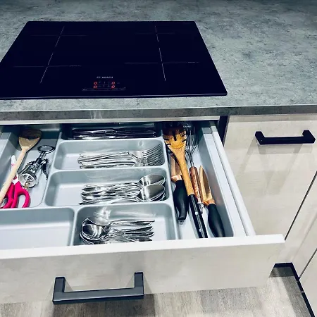 Glasgow City Central Executive Triplex House, 3 Bedroom 3 Bathrooms 1 Living Room Kitchen - Huge Terrace For Master Bedroom - Private E Parking Lez Congestion Zone Free - Garden - 5 Mins Drive To City Centre Central Station