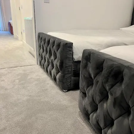 Glasgow City Central Executive Triplex House, 3 Bedroom 3 Bathrooms 1 Living Room Kitchen - Huge Terrace For Master Bedroom - Private E Parking Lez Congestion Zone Free - Garden - 5 Mins Drive To City Centre Central Station *