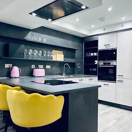 Glasgow City Central Executive Triplex House, 3 Bedroom 3 Bathrooms 1 Living Room Kitchen - Huge Terrace For Master Bedroom - Private E Parking Lez Congestion Zone Free - Garden - 5 Mins Drive To City Centre Central Station Дом отдыха